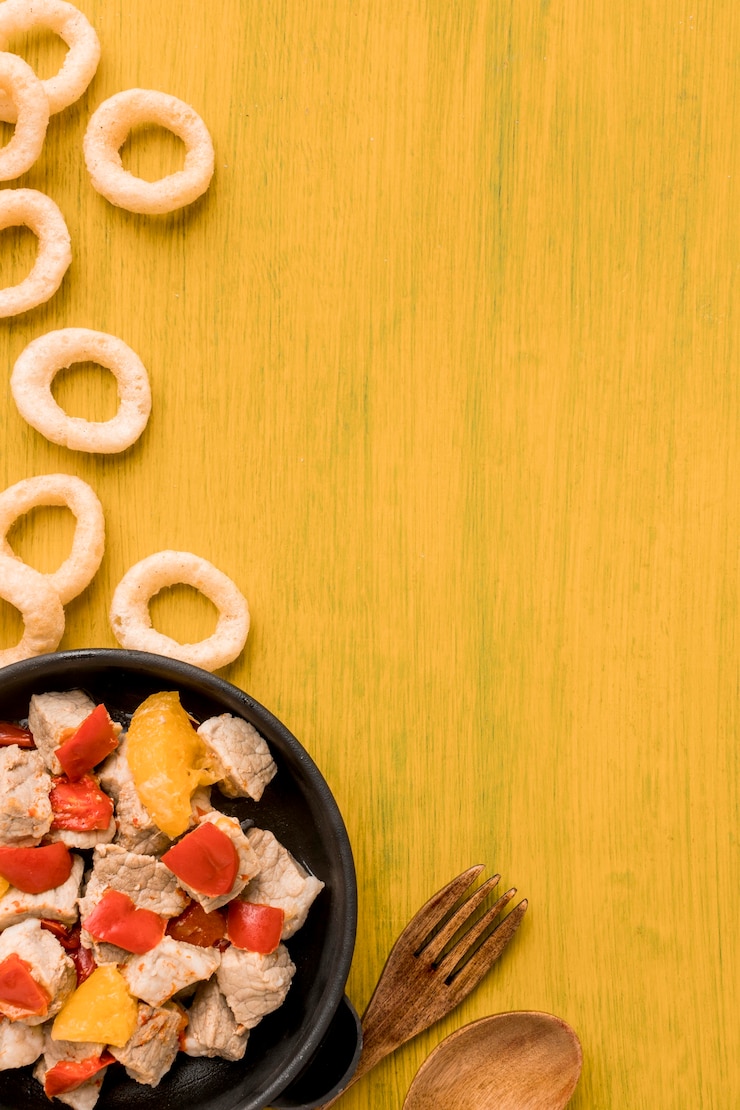 Foto grátis prato plano de carne e vegetais