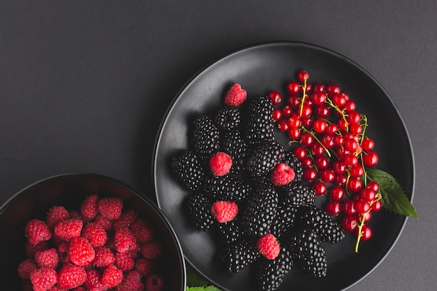 Foto grátis prato plano e tigela de frutas frescas