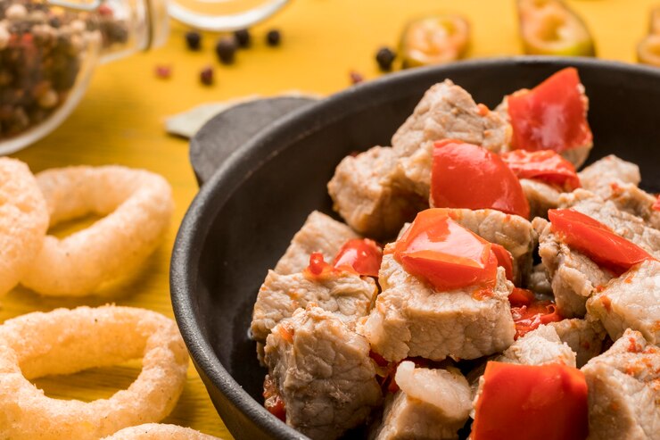 Foto grátis prato saboroso de ângulo alto com carne