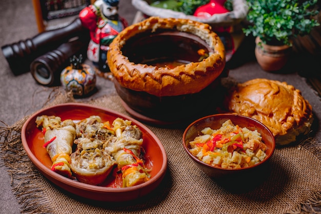 Prato tradicional soyutma cordeiro carne pimenta cebola bolachas vista lateral