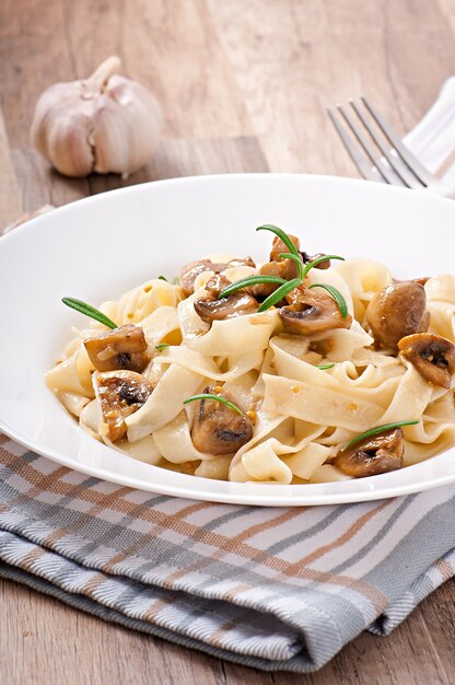 Prato vegetariano com tagliatelle e cogumelos