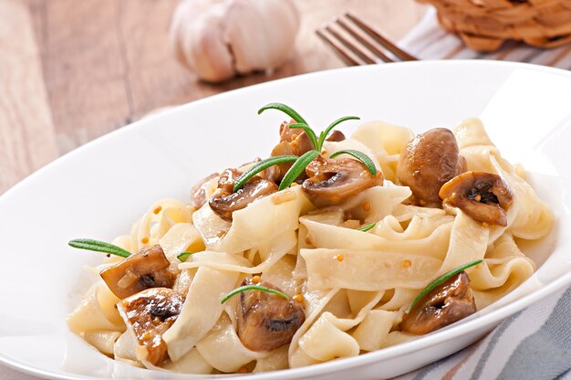 Prato vegetariano com tagliatelle e cogumelos