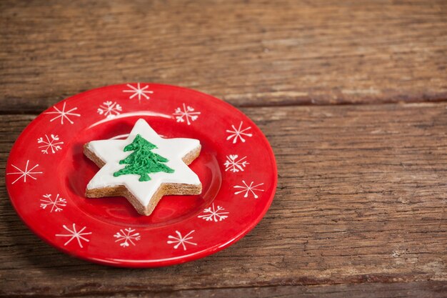 prato vermelho com biscoitos em forma de uma árvore de Natal