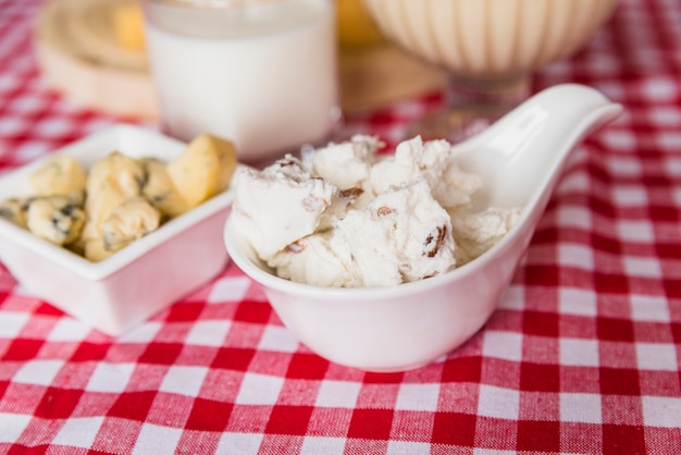 Foto grátis pratos com queijo fresco perto de copo de bebida na mesa