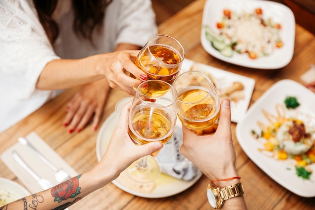 Pratos diferentes de comida e cerveja