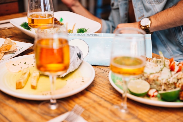 Foto grátis pratos diferentes e cerveja