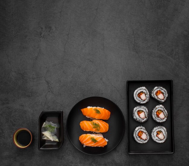 Pratos planos leigos com sushi maki e nigiri com espaço de cópia