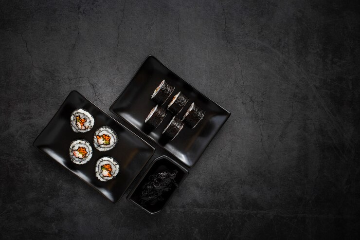 Foto grátis pratos planos leigos com sushi maki