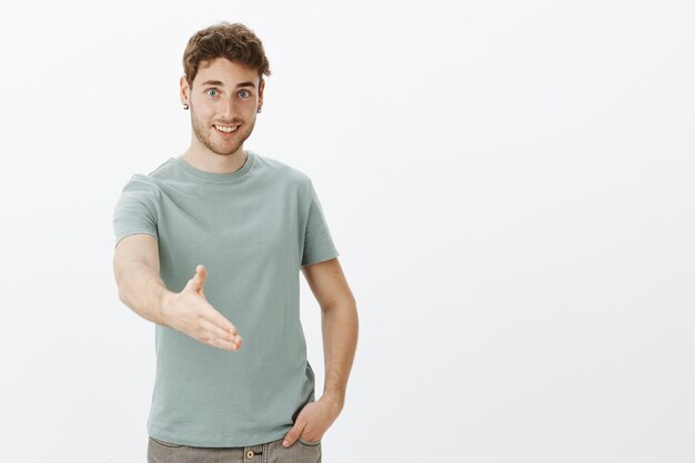 Prazer em conhecê-lo, espero nos darmos bem. Retrato de um jovem feliz e amigável em uma camiseta casual