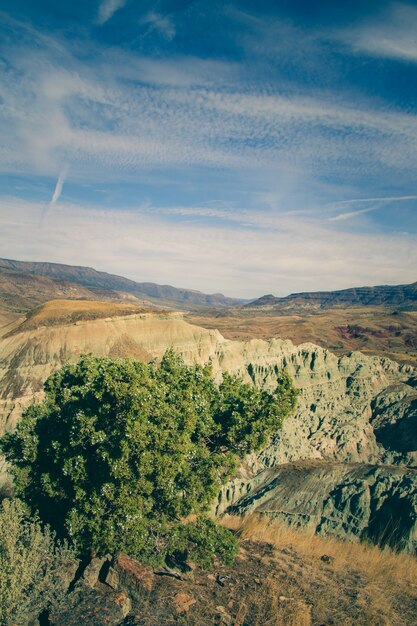 Precipício nas montanhas seco