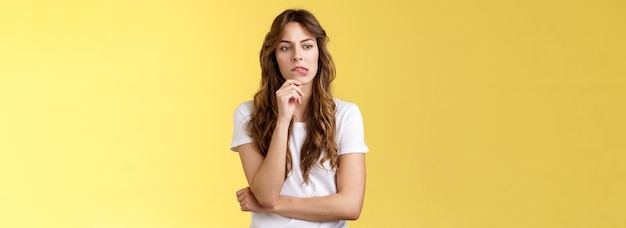 Foto grátis preciso de pensar o que fazer como resolver a situação perplexo focado sério parecendo mulher pensativa bocejando