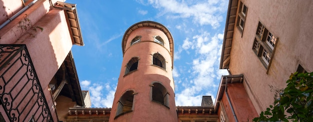 Prédio com torre rosa em lyon