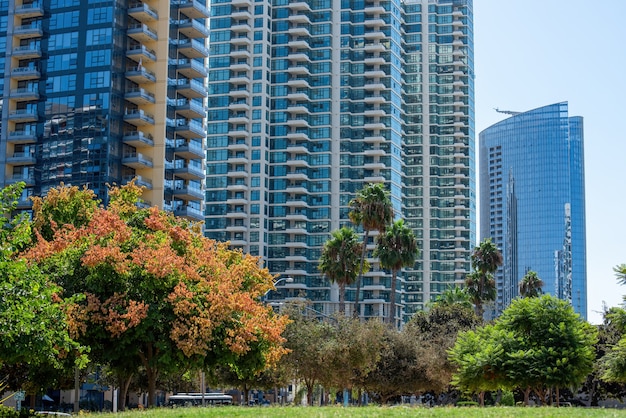 Prédios de apartamentos altos com design moderno