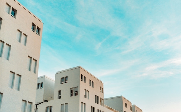 Prédios de apartamentos de concreto branco