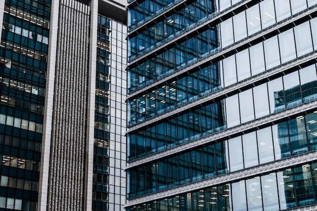 Foto grátis prédios de escritórios de arquitetura moderna em close-up