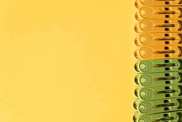 Prendedor de roupa vista superior com fundo amarelo