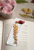 Foto grátis prensa de flores de alto ângulo com livro