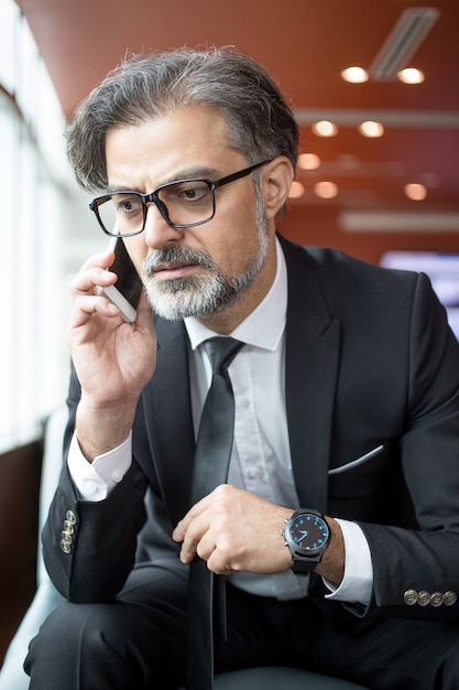 Preocupado, homem negócios, falando, móvel, telefone