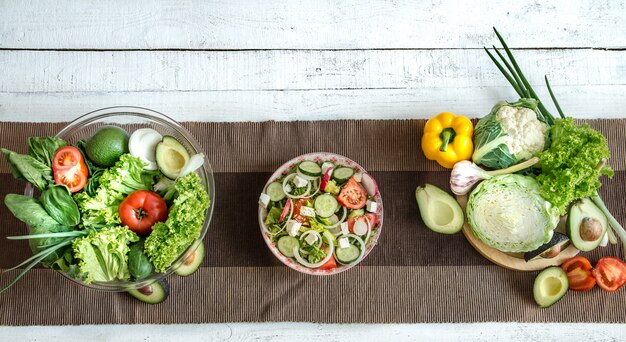 Preparação de alimentos saudáveis de produtos orgânicos em cima da mesa