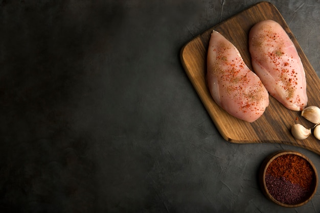 Foto grátis preparação de peito de frango com temperos