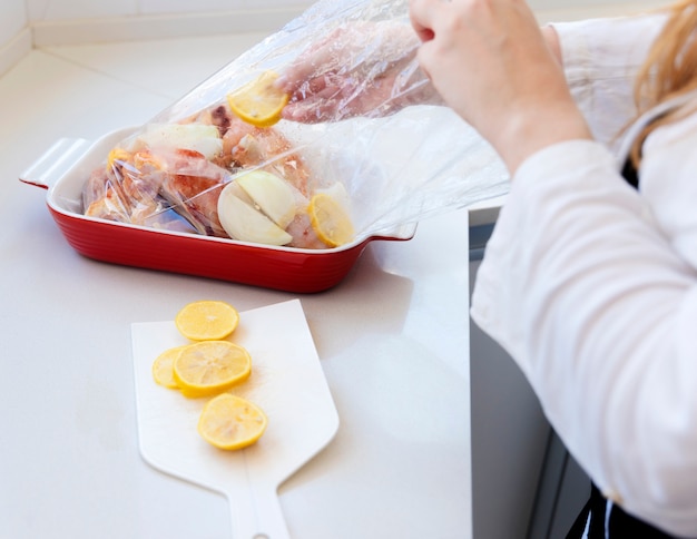 Foto grátis preparação de receita de frango