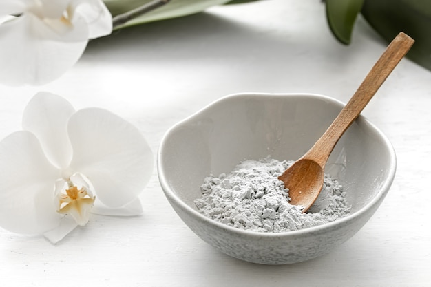 Preparação de uma máscara cosmética a partir de ingredientes naturais, cuidados com a pele facial em casa ou em um salão de spa.