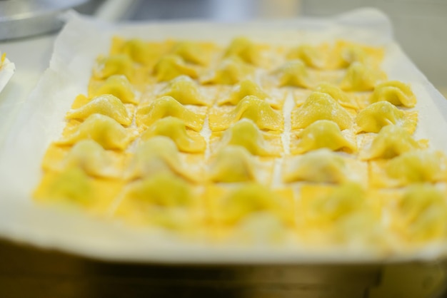 Preparação do Tortelli Italiano recheado com ricota, queijo parmesão e espinafre