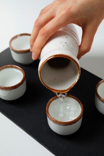 Preparando a bebida japonesa sake