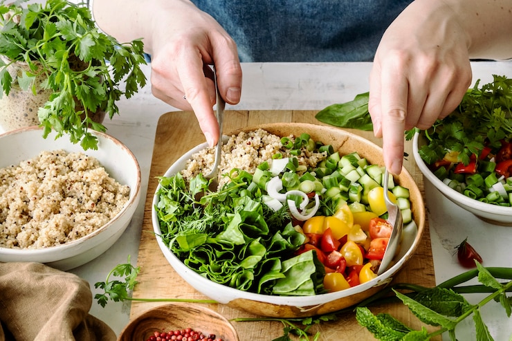 Foto grátis preparando a ideia de receita à base de plantas