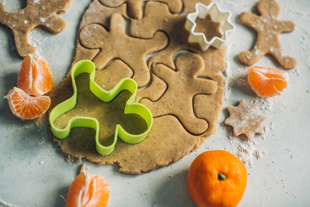 Foto grátis preparando massa para assar cookies de gengibre