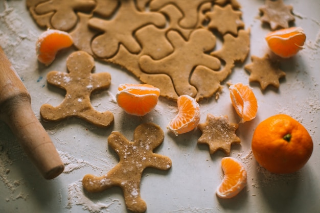 Preparando massa para assar cookies de gengibre