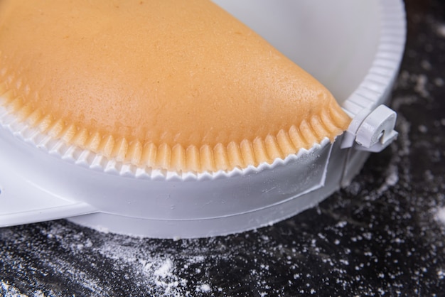 Foto grátis preparando pastel de frango brasileiro na mesa