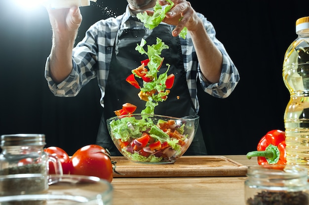 Preparando salada. Chef feminino corte de legumes frescos. Processo de cozimento. Foco seletivo. O conceito orgânico de comida saudável, cozinha, salada, dieta, cozinha