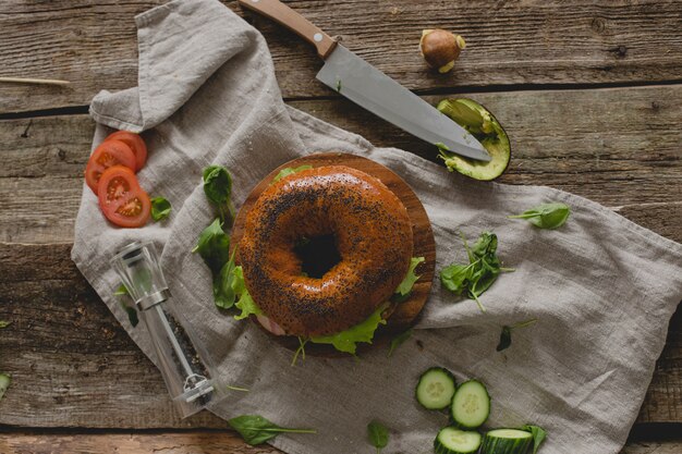 Foto grátis preparando sanduíche de rosquinha