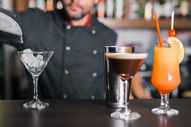 Preparando um coquetel refrescante em um bar