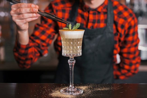 Preparando um coquetel refrescante em um bar