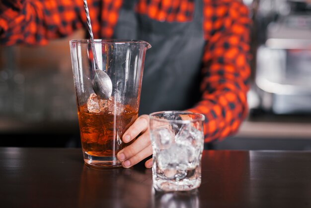 Preparando um coquetel refrescante em um bar