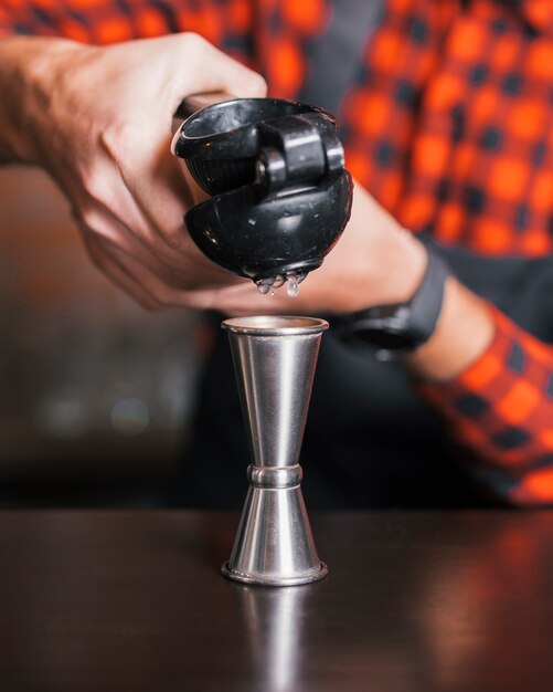 Preparando um coquetel refrescante em um bar