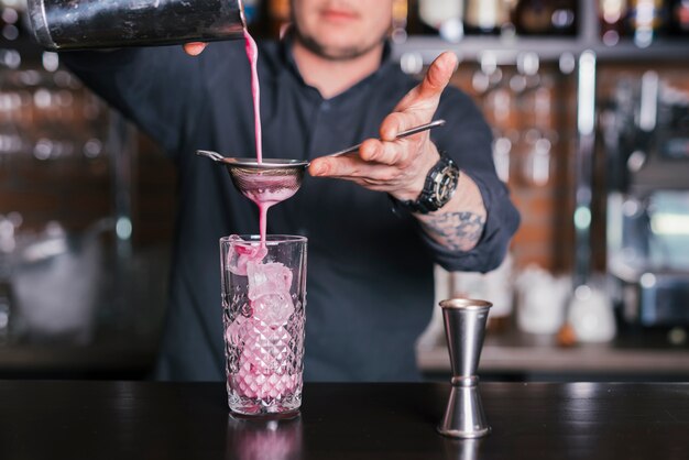 Preparando um coquetel refrescante em um bar