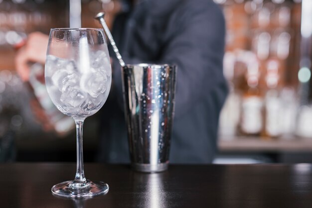 Preparando um coquetel refrescante em um bar