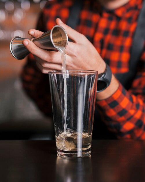 Preparando um coquetel refrescante em um bar