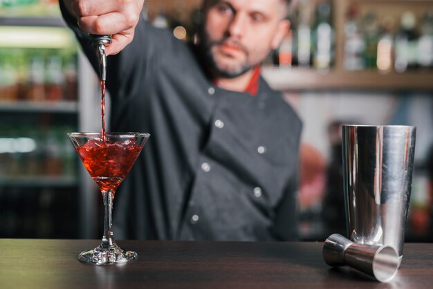 Preparando um coquetel refrescante em um bar