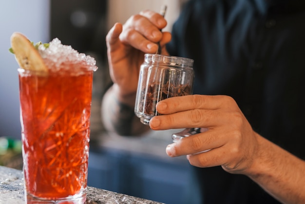 Preparando um coquetel refrescante em um bar