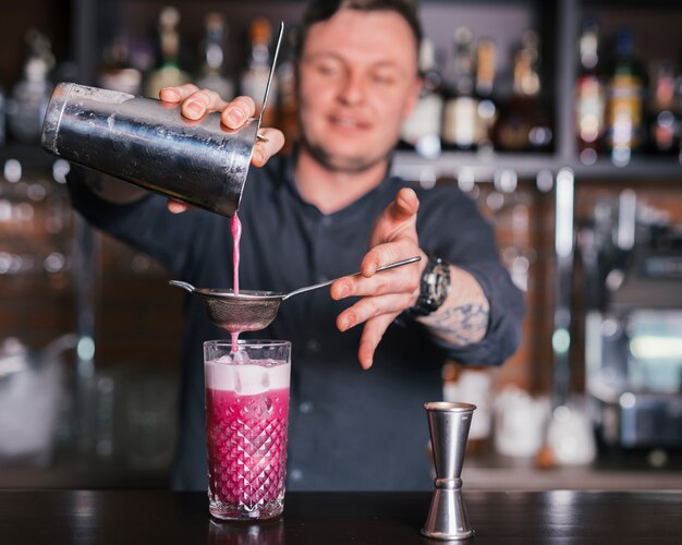 Preparando um coquetel refrescante em um bar