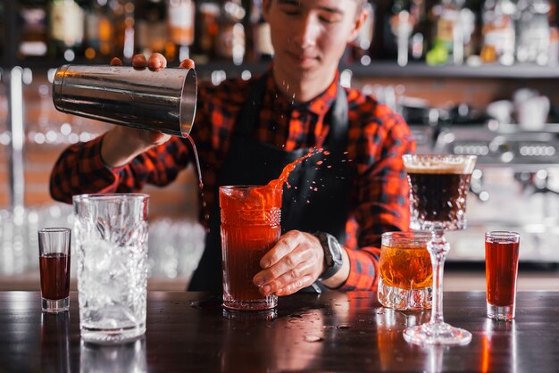 Preparando um coquetel refrescante em um bar