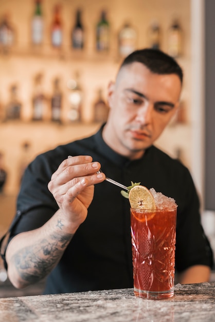 Preparando um coquetel refrescante em um bar