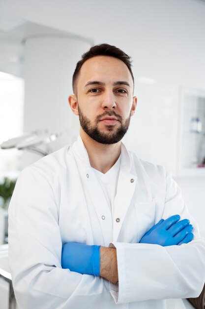 Preparando utensílios para o procedimento de microagulhamento