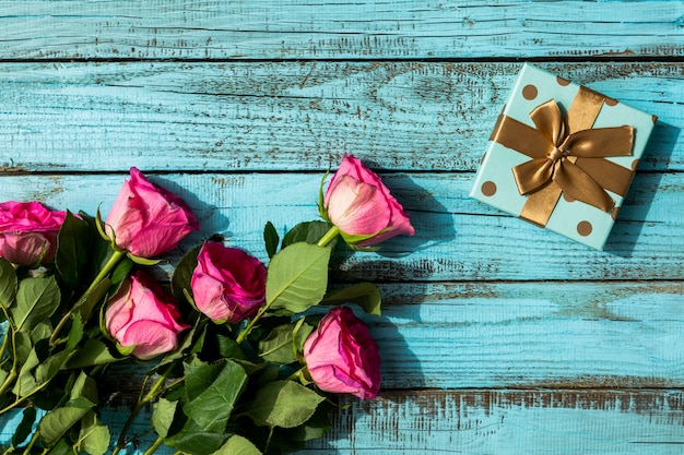 Presente de Aniversário e Buquê de Flores