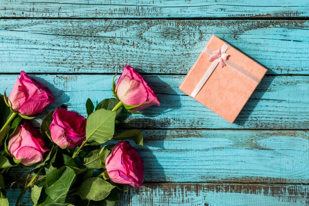 Presente de Aniversário e Buquê de Flores