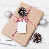 Foto grátis presente de natal com cartão em branco anexado
